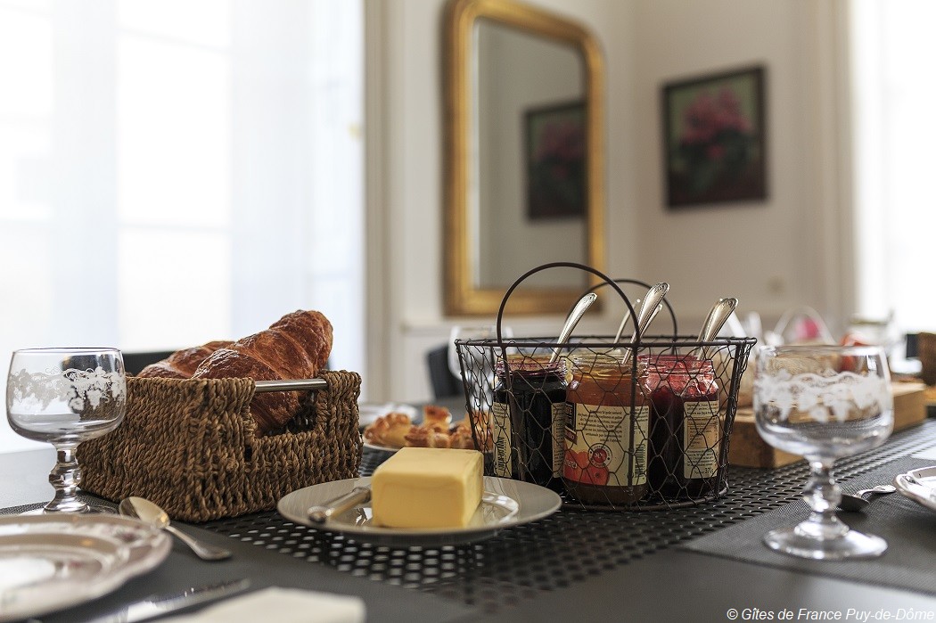 Petit dejeuner servi sur table