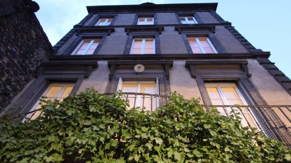 Clos-Beaumont-Facade-en-Volvic