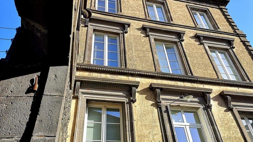 Clos-Beaumont-facade-en-pierre-lave