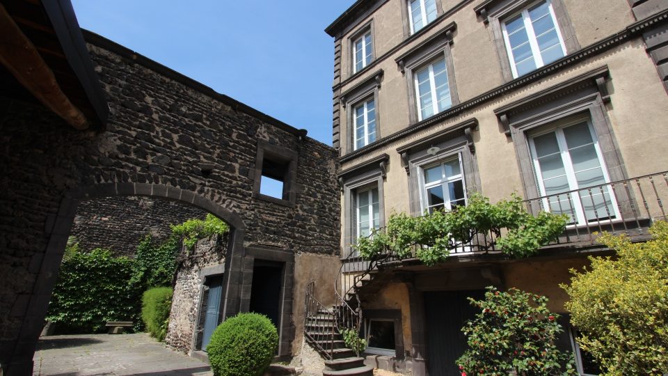 Clos-Beaumont-facade-pierre-authentique