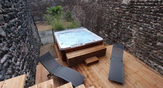 Clos-Beaumont-jacuzzi-exterieur-jardin