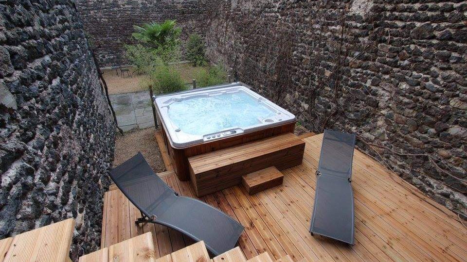 Clos-Beaumont-jacuzzi-exterieur-jardin