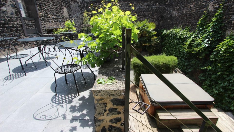 Clos-Beaumont-terasse-jacuzzi